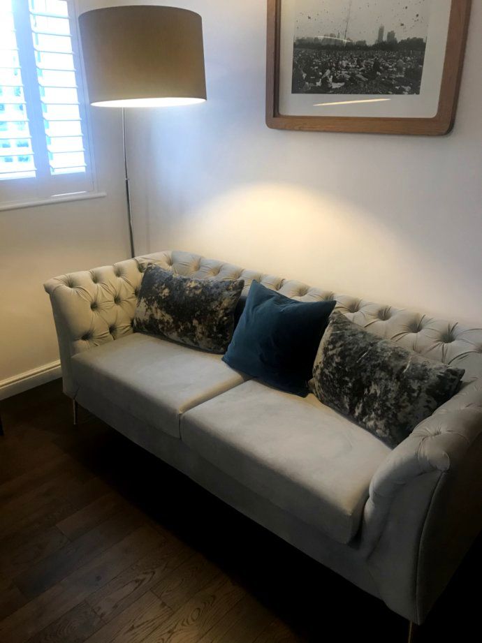 Kleines graues Sofa Chesterfield Modern