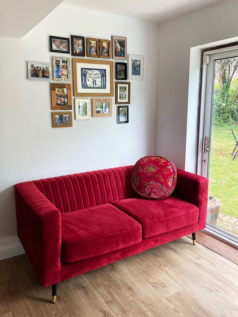 Czerwona sofa Slender w przytulnym mieszkaniu