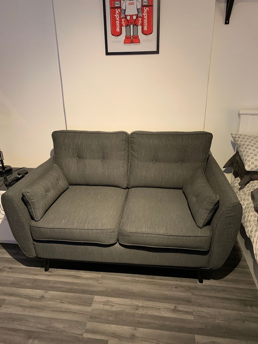 Dwuosobowa sofa retro Zinola w kolorze szarym