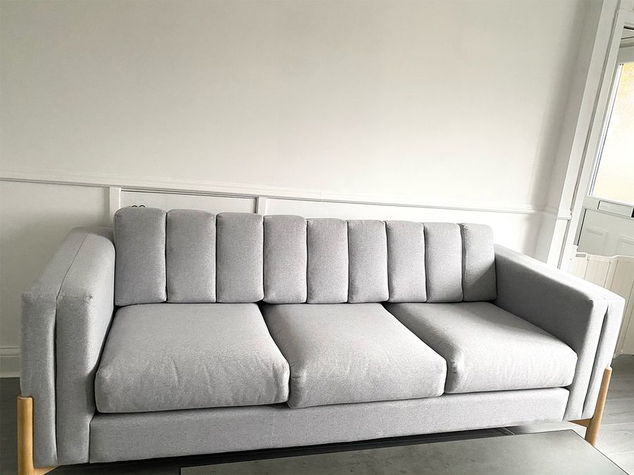 Jasnoszara sofa skandynawska Cloud z drewnianymi nogami