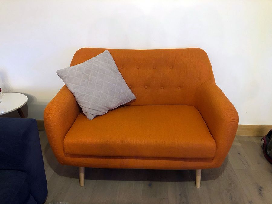 Pomarańczowa sofa retro Revive