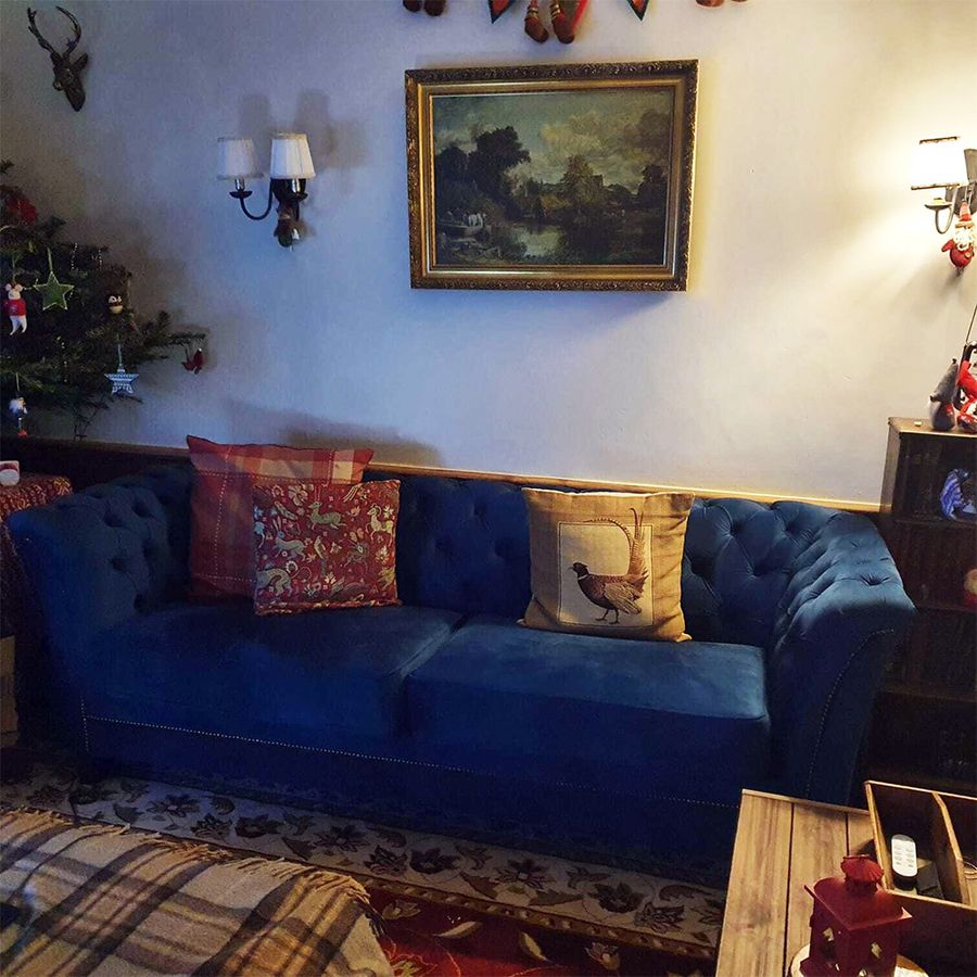 Niebieska sofa w stylu Chesterfield - Karin
