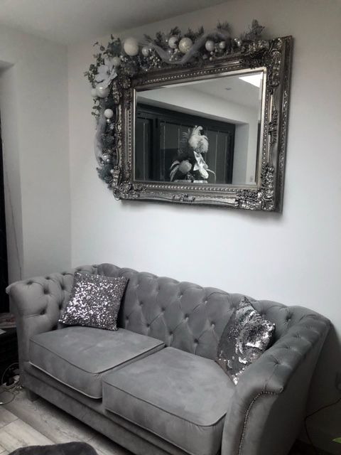 Sofa dwuosobowa Karin w kolorze srebrnym, materiał welurowy