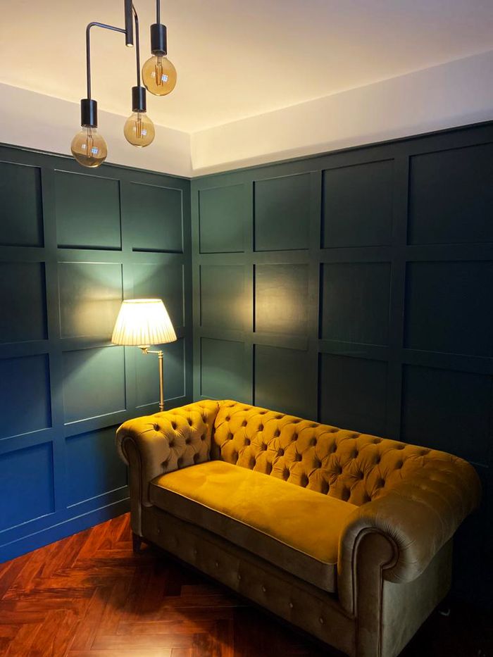 Senffarbenes Zweisitzer-Sofa Chesterfield Grand in einem Retro-Zimmer