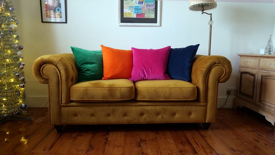 Sofa dla dwóch osób Chesterfield Max w kolorze musztardowym