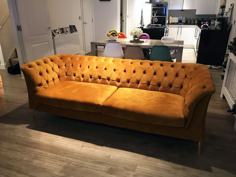Musztardowa sofa Chesterfield Modern, nogi w kolorze złotym
