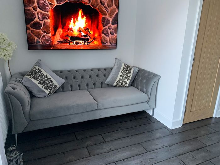 Szara sofa Chesterfield Modern na srebrnych nogach