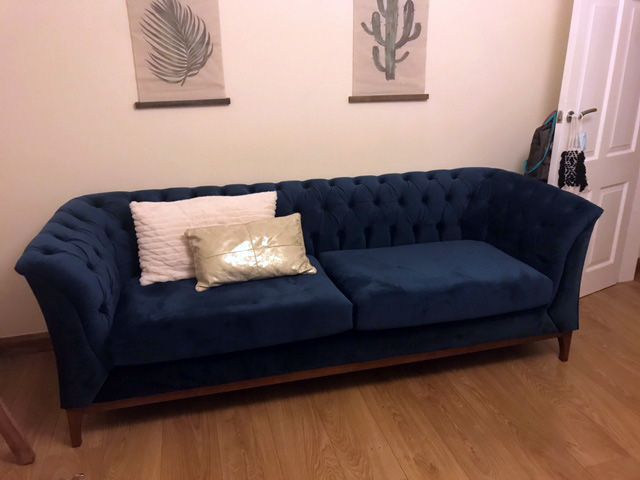 Niebieska sofa Chesterfield Modern Wood, nogi w kolorze aveo