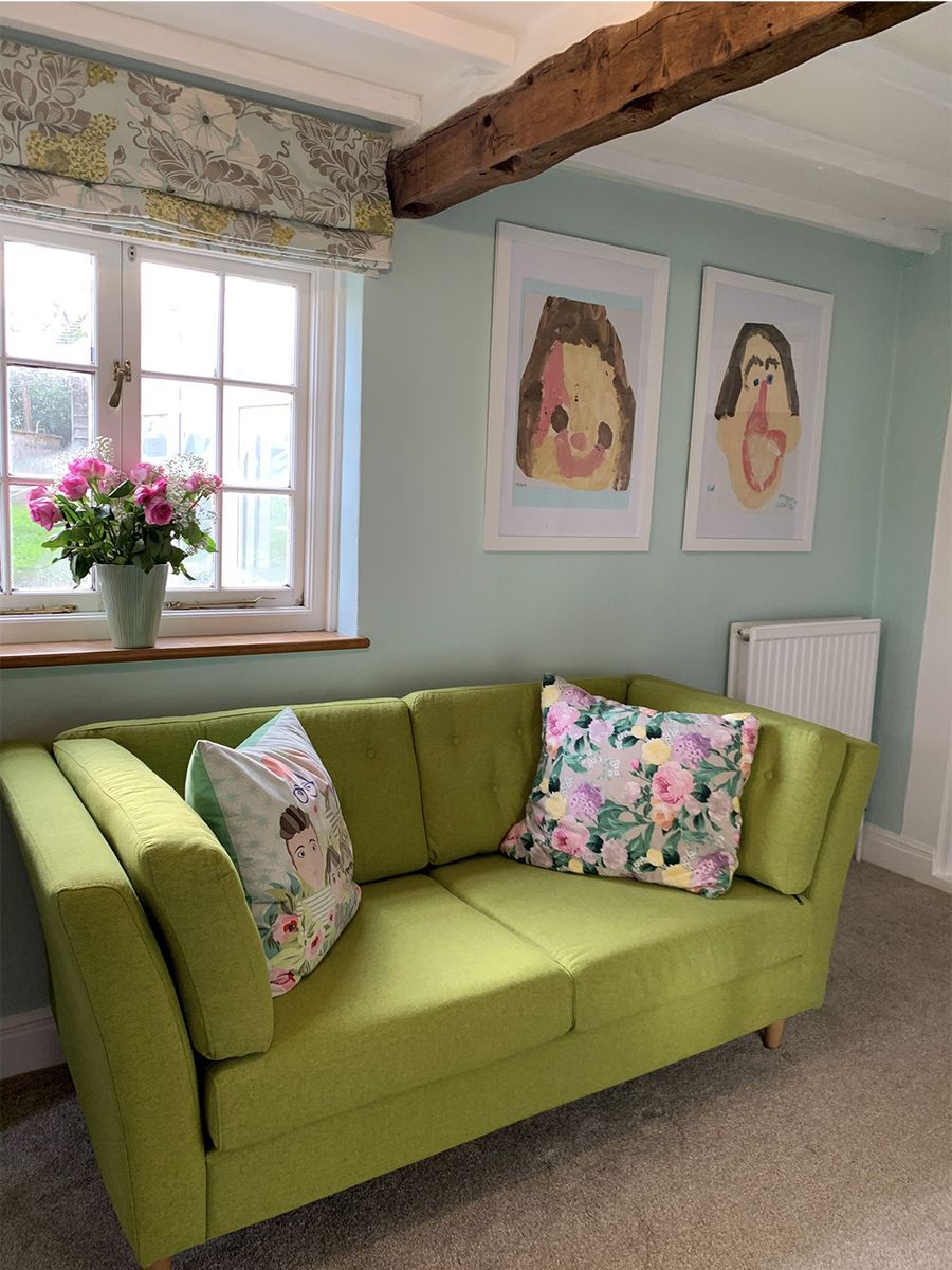 Zielona sofa Viko z dodatkowymi ozdobnymi poduszkami