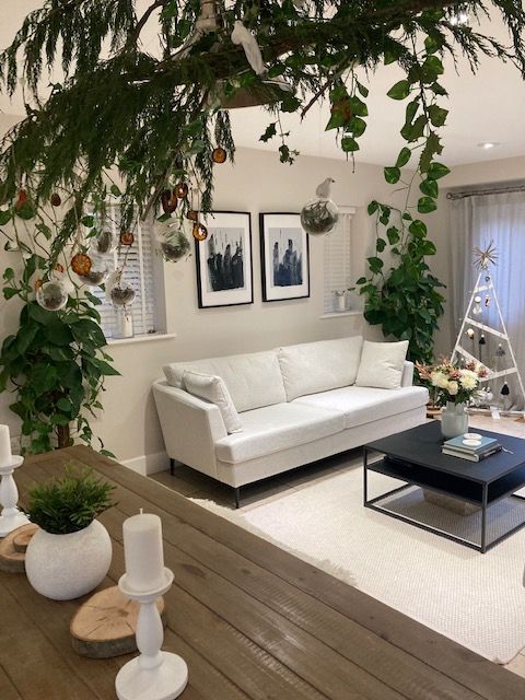Weißes Sofa Content in modernem Interieur