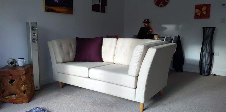 Viko - kremowa sofa dwuosobowa w stylu skandynawskim