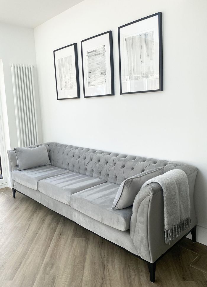 Szara sofa trzyosobowa Chesterfield Modern Wood na czarnych drewnianych nogach