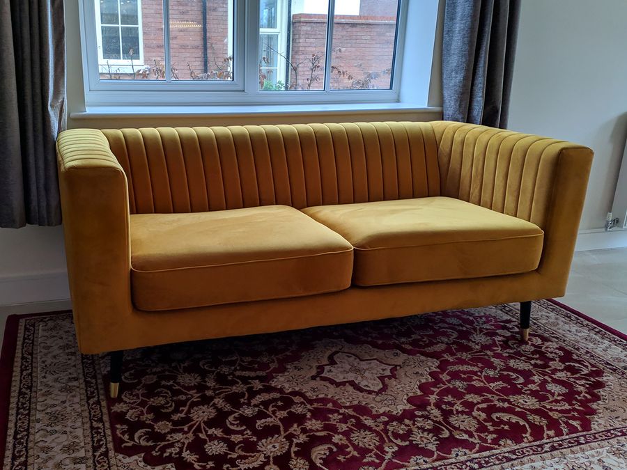 Sofa Slender dwuosobowa w kolorze musztardowym