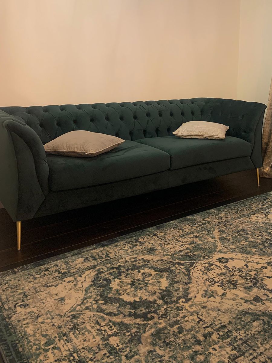 Sofa Chesterfield Modern na złotych nogach