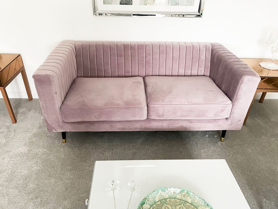 Sofa Slender w kolorze pudrowy róż w nowoczesnym salonie