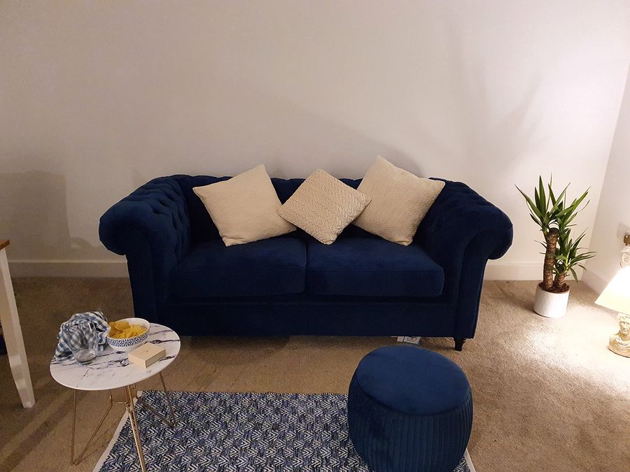 Granatowa sofa Chesterfield od Sophie