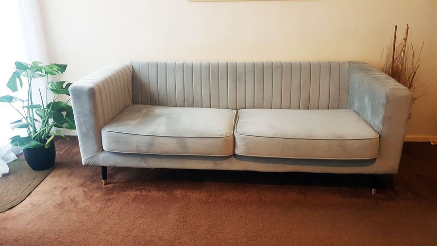 Szara sofa Slender od Shohida