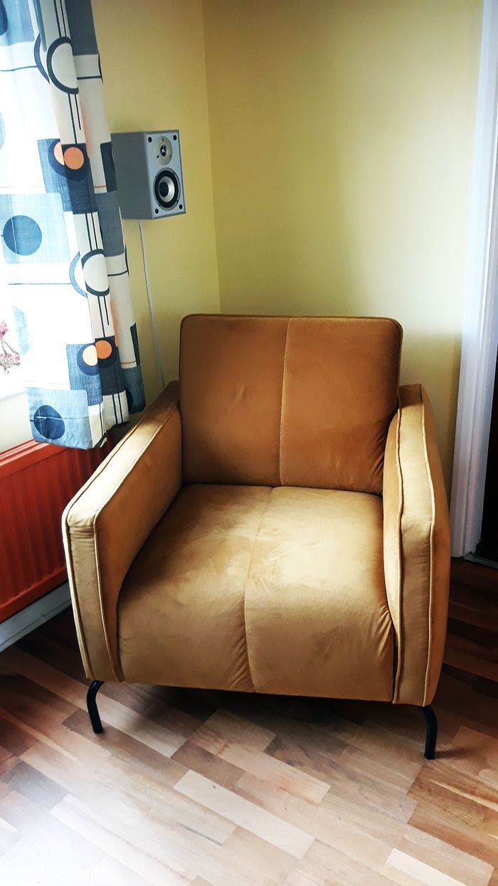 Rea 3-seater sofa and Opus armchair by Hannah