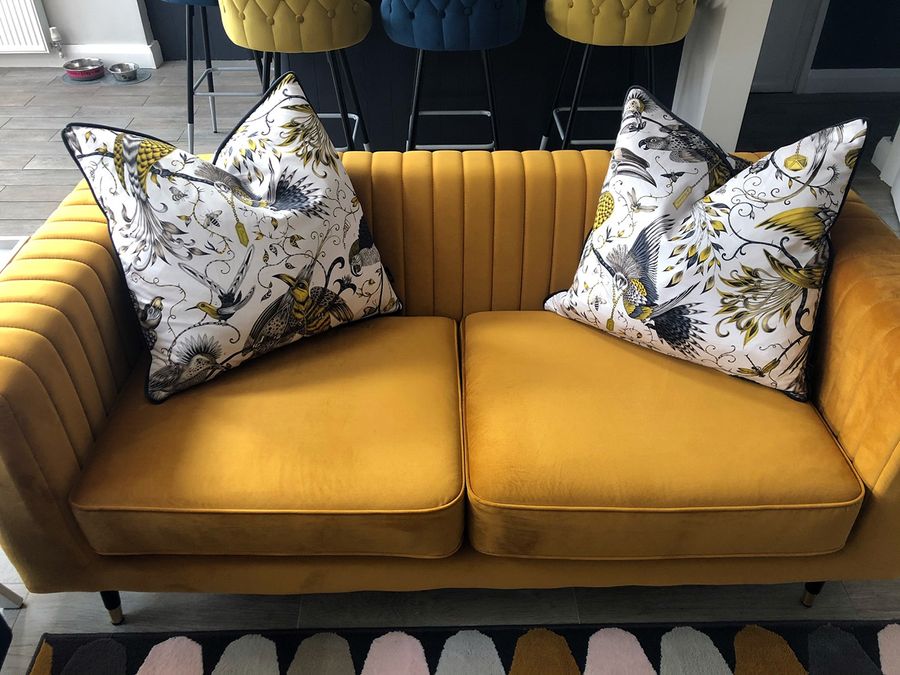 Marineblauer Sessel und gelbes Slender-Sofa