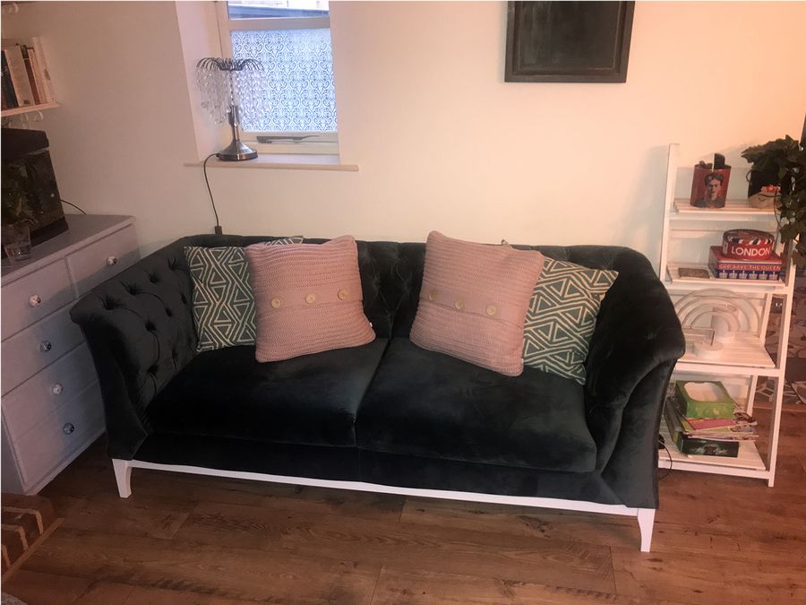 Schwarzes Chesterfield Modern Wood Sofa mit weißen Beinen
