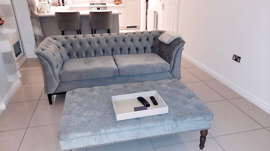 Chesterfield Modern Wood 2-Sitzer Sofa von @hunt.homedecor