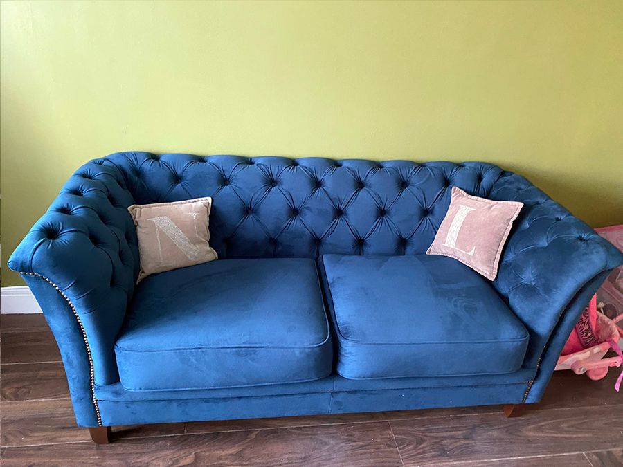 Niebieska sofa Karin od Fiony