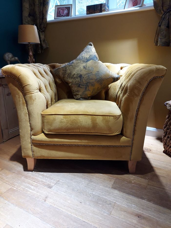 Fauteuil rétro capitonné jaune Karin