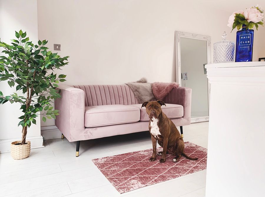 Różowa sofa Slender w przestronnym salonie