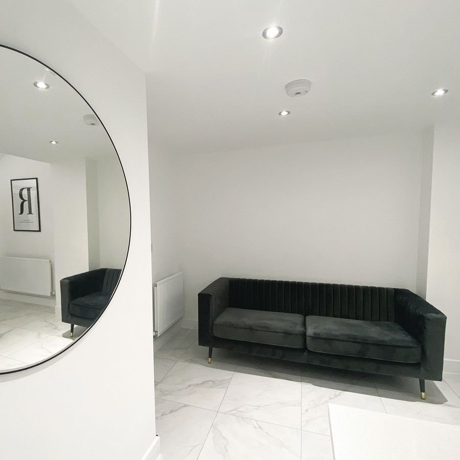 Szara sofa Slender w eleganckim minimalistycznym salonie
