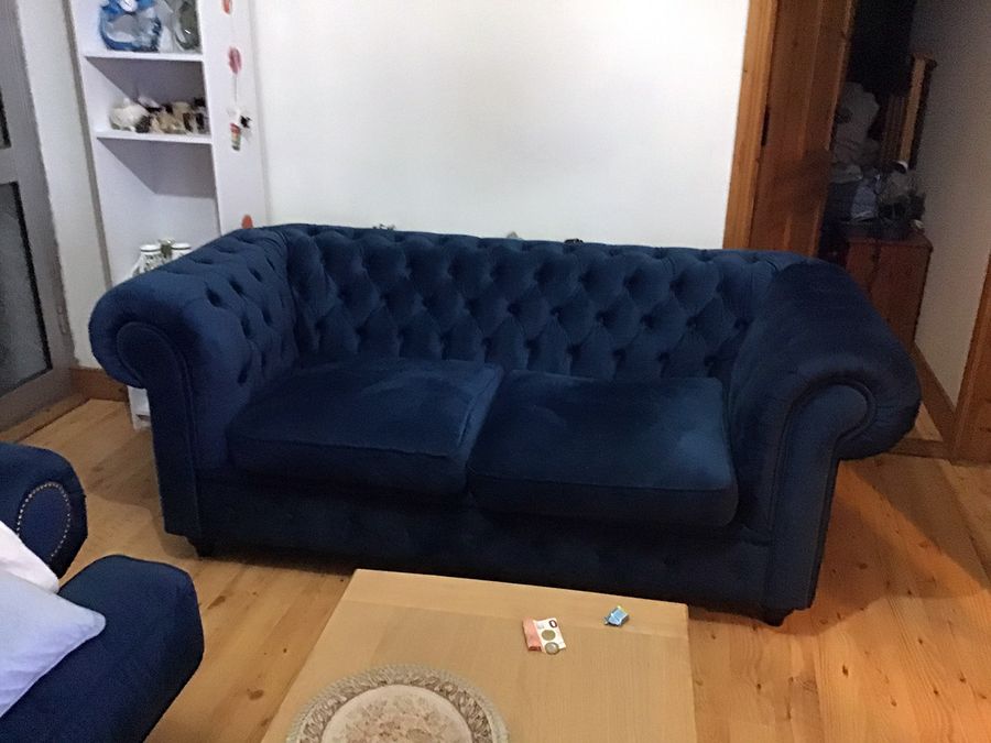 Sofa bleu foncé Chesterfield proposé par Anne