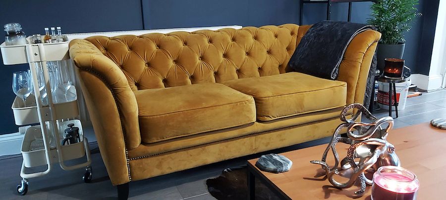 Karin - żółta sofa w stylu chesterfield na czarnych nogach