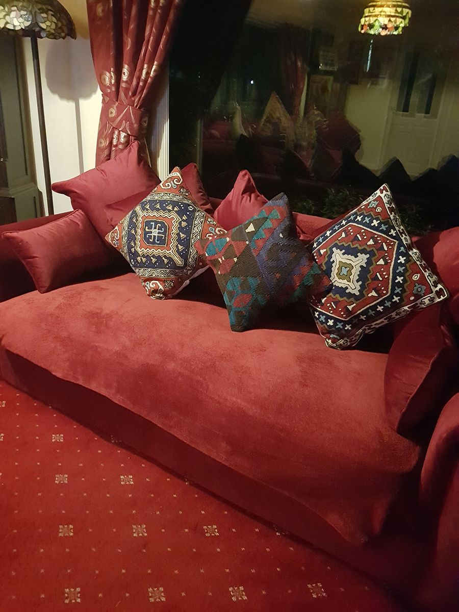 Ciemnoczerwona sofa z stylu angielskim Baron