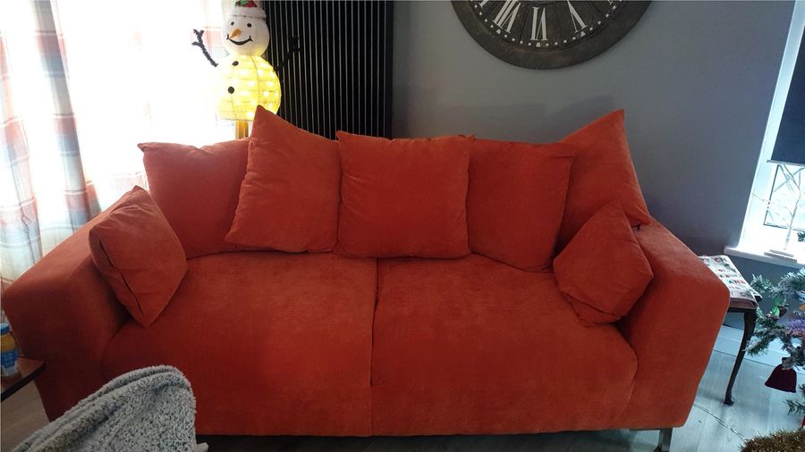 Pomarańczowa sofa Stone na metalowych nogach
