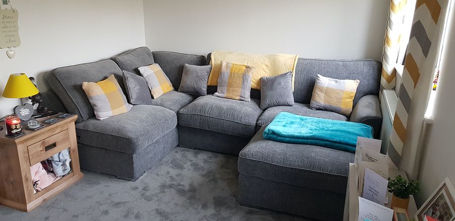 Graues Ecksofa mit festen Majestic-Rückenlehnenkissen