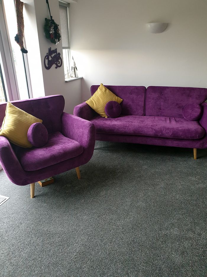Sofa violet et fauteuil Rea