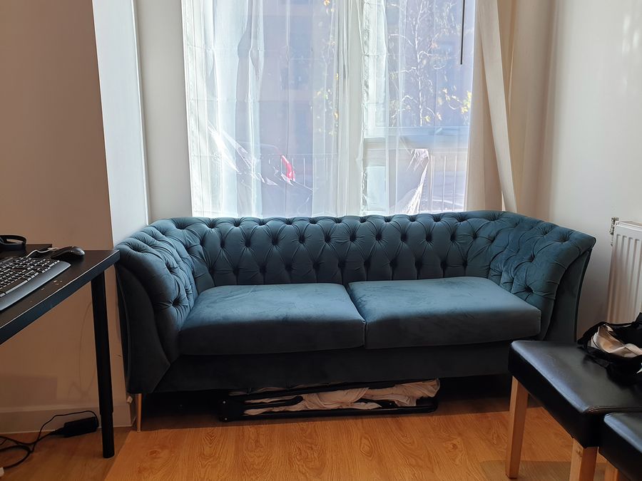 Modernes 2,5-Sitzer-Sofa Chesterfield mit goldenen Füßen