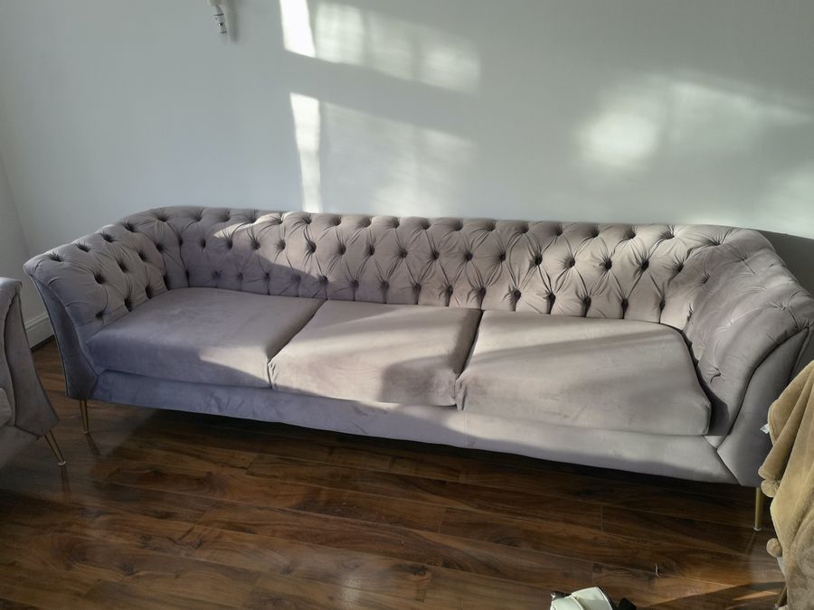 Sofa trois places et fauteuil Chesterfield Modern avec pieds dorés
