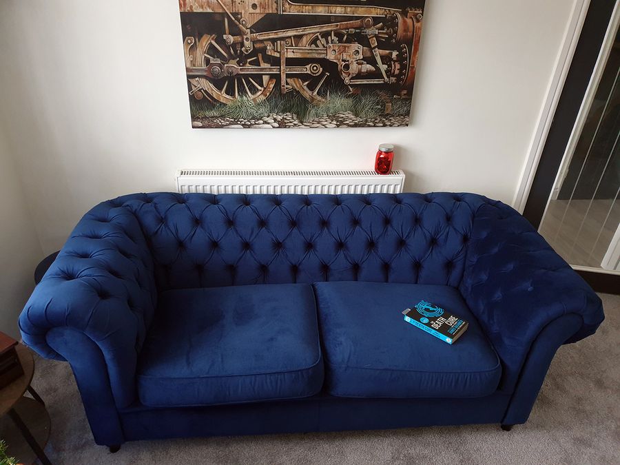 Sofa trois places capitonné bleu foncé Chesterfield