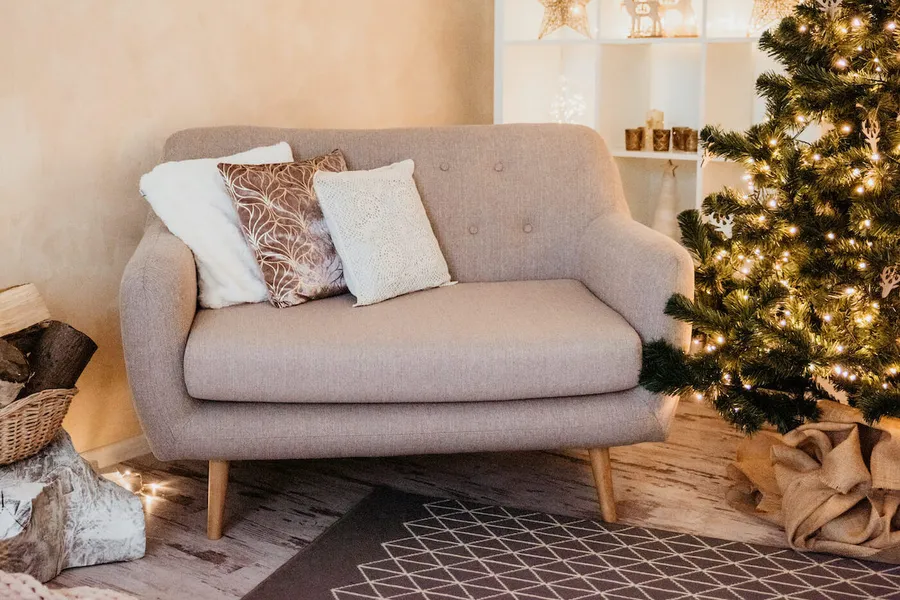 Graues Zweisitzer-Sofa Revive im Retro-Stil