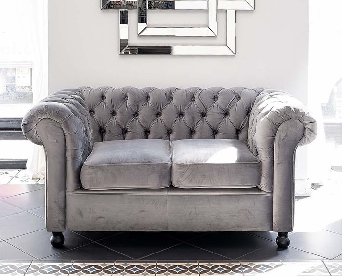Sofa deux places gris Chesterfield