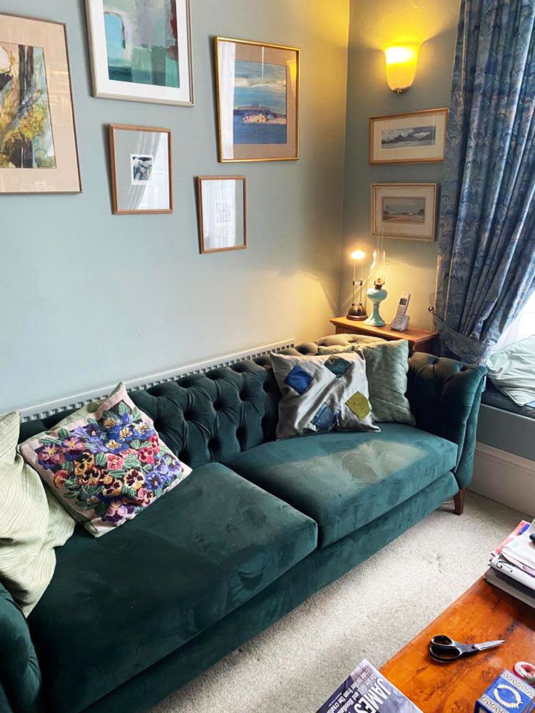 Das grüne Chesterfield Modern Wood Sofa von Annie