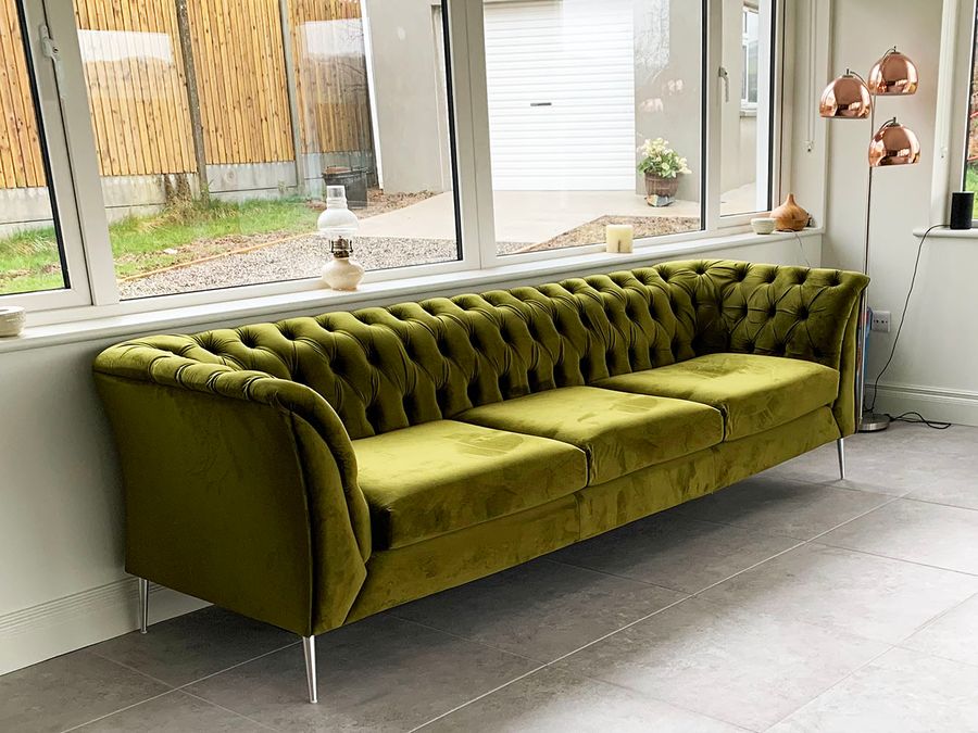 Jasnozielona sofa Chesterfield Modern od Cormac