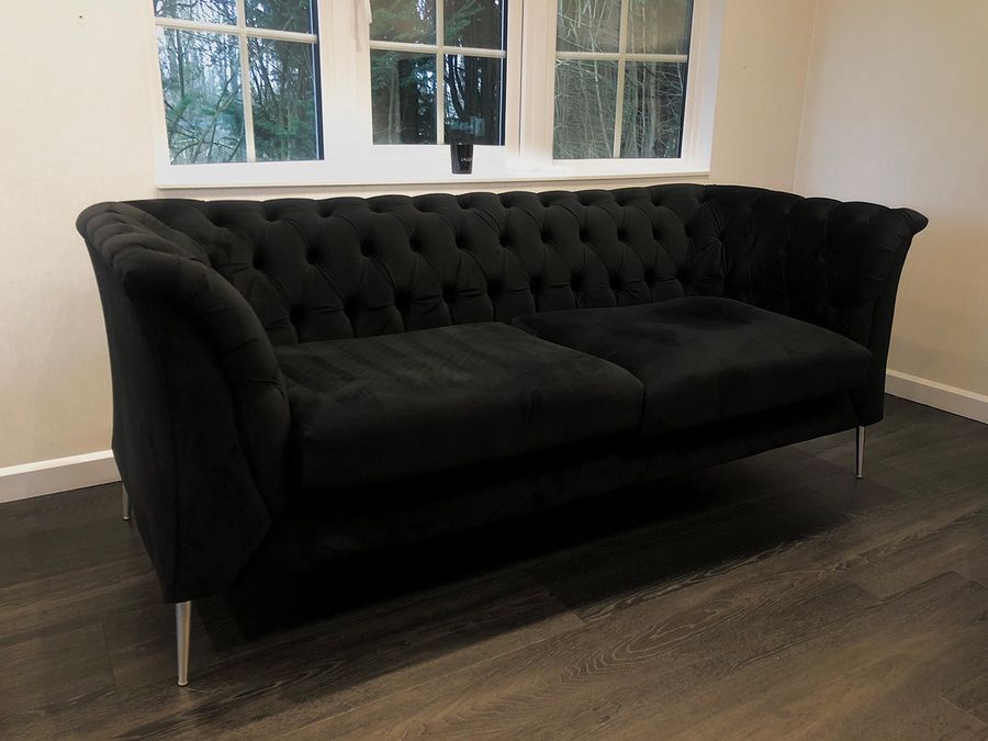 Czarna sofa Chestefield Modern od Chanel