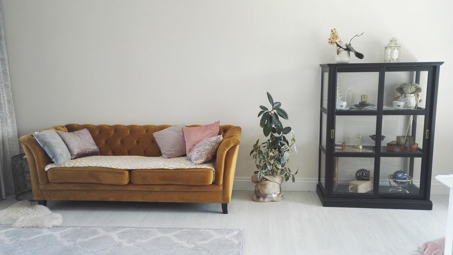 Welurowa sofa w stylu Chesterfield. Kolor musztardowy