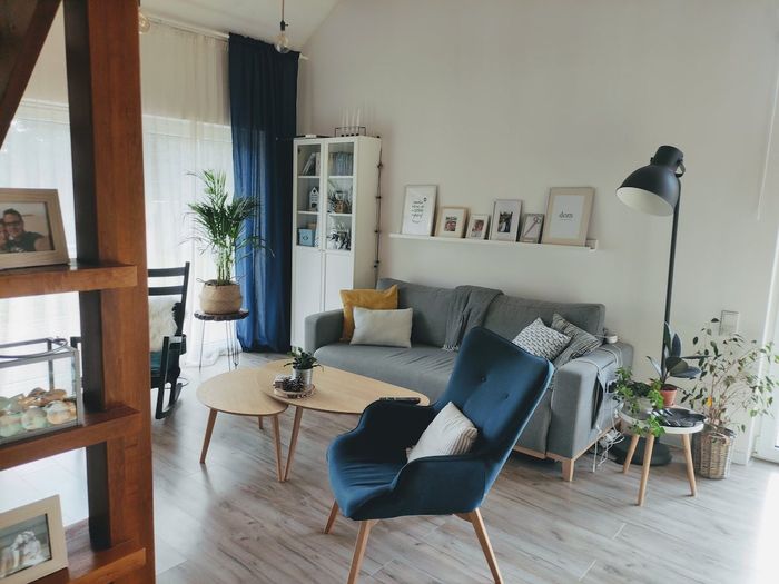 Fauteuil à oreilles bleu foncé Ducon dans salon