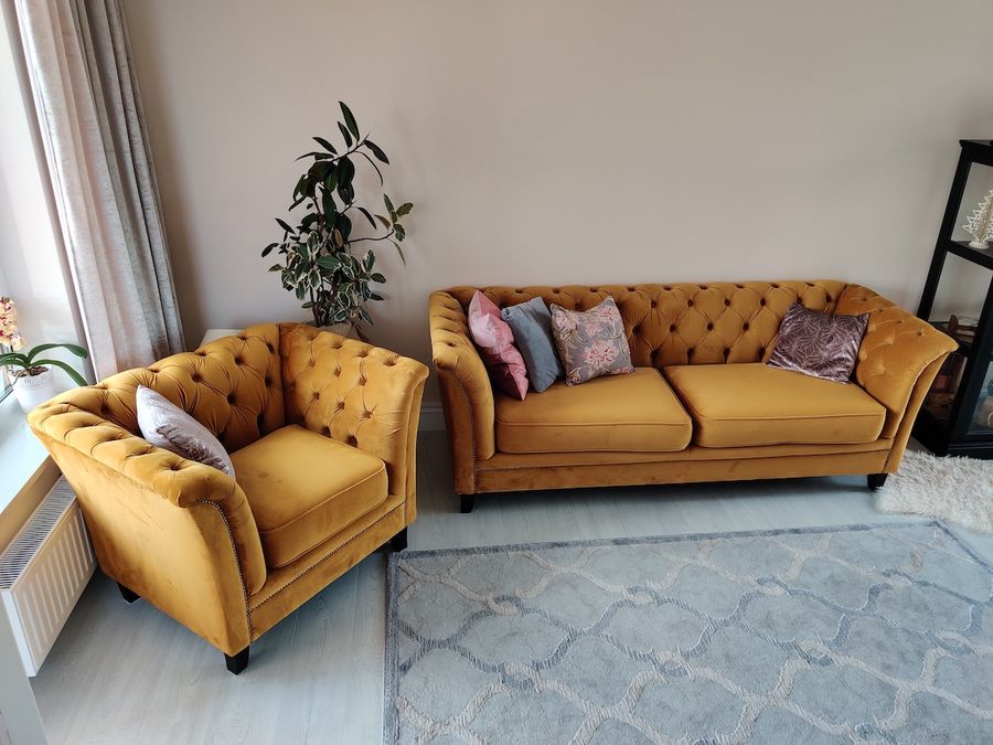 Sofa jaune capitonné et fauteuil Karin